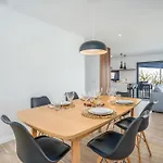 Σπίτι διακοπών Host Wise - Bright Spacious House Swimming Pool *