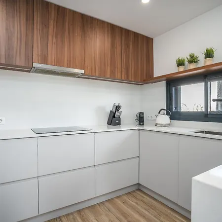 Host Wise - Bright Spacious House Swimming Pool