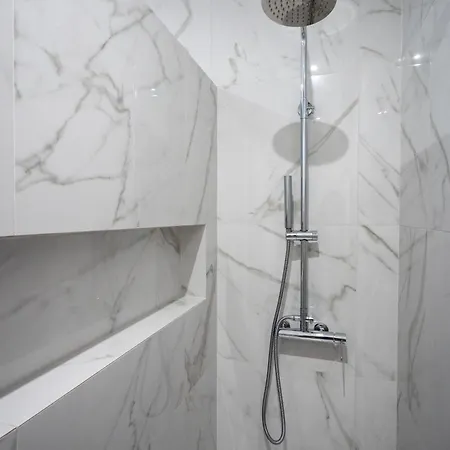 Host Wise - Bright Spacious House Swimming Pool *