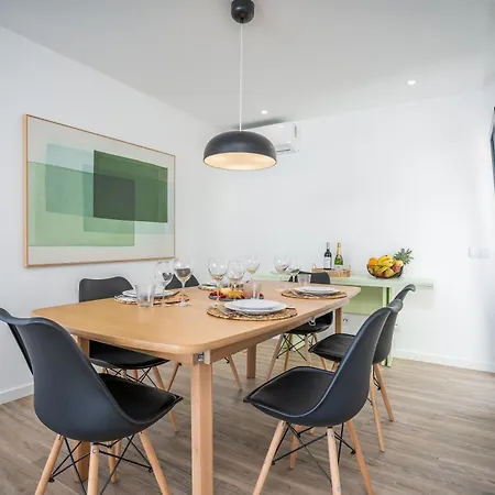 Host Wise - Bright Spacious House Swimming Pool Holiday home *