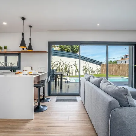 Host Wise - Bright Spacious House Swimming Pool Holiday home *