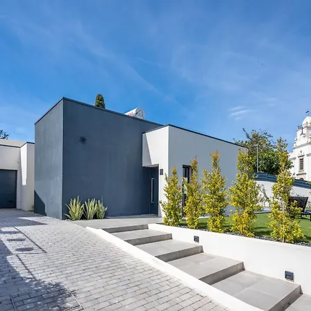 Ferienhaus Host Wise - Bright Spacious House Swimming Pool
