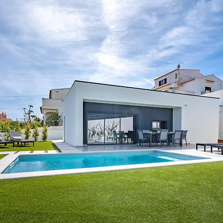Host Wise - Bright Spacious House Swimming Pool Holiday home *