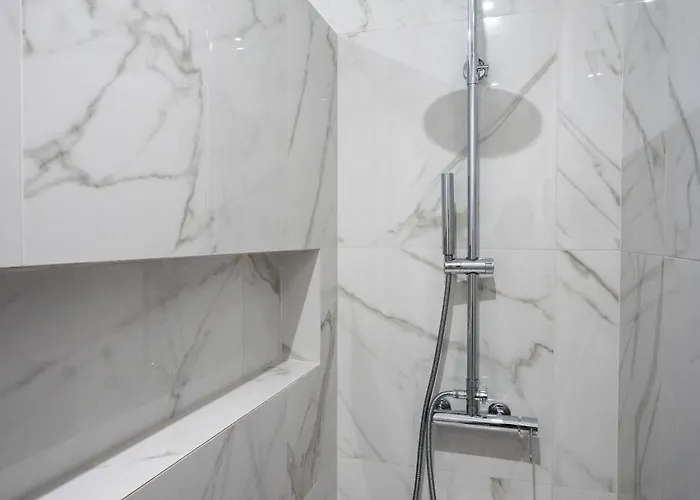 Host Wise - Bright Spacious House Swimming Pool *