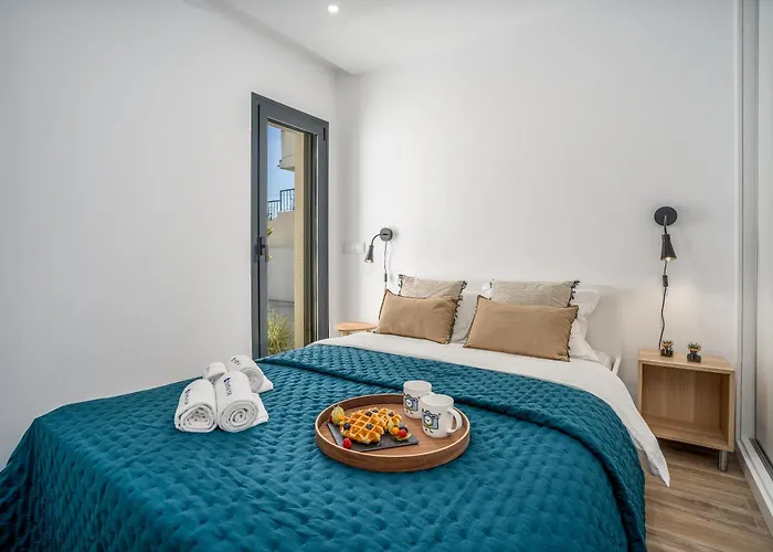 Host Wise - Bright Spacious House Swimming Pool Porches