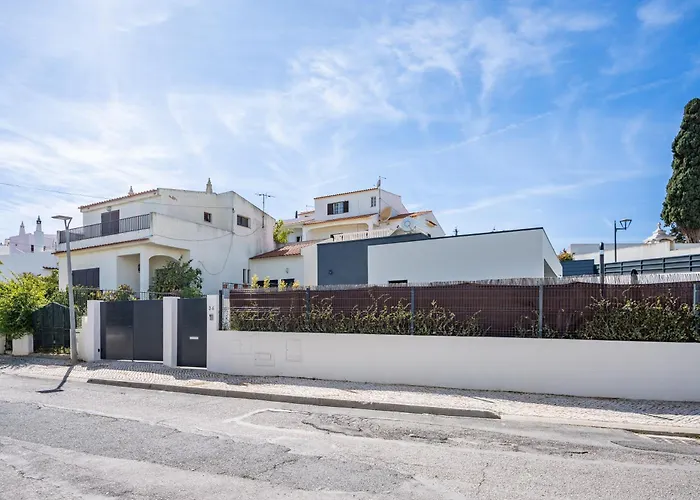 Host Wise - Bright Spacious House Swimming Pool *